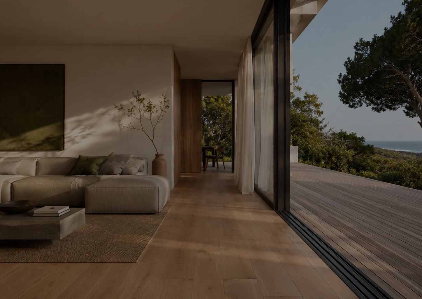 Sala com piso em madeira aberta para um deck exterior
